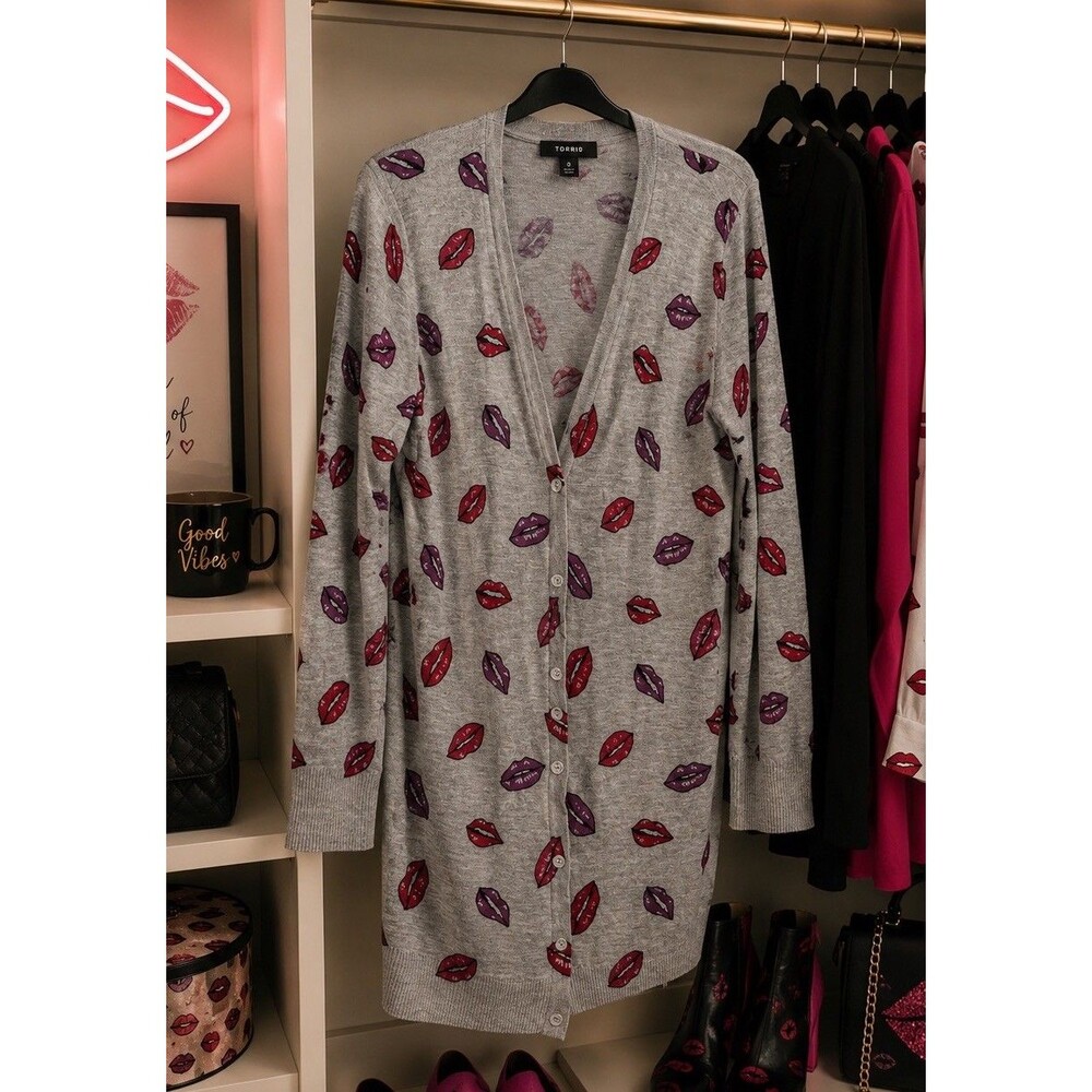 Torrid Gray Lip Kiss Print Button Cardigan Sweater Womens Size 0 Fun Soft Chic